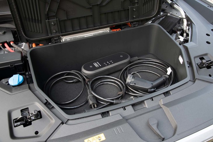 フロント収納スペースの容量は60リッター。試乗車では普通充電用ケーブルが収められていた。