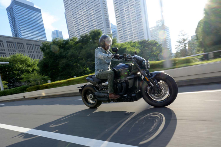 重心を低く抑えるため、車両骨格にはエンジンを剛体として用いるアルミ製ダイヤモンドフレームを採用。ドライブシャフトを内包する、アルミダイカスト製の片持ちスイングアームで後輪を支持する。