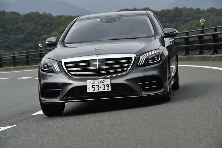 運転支援システム「インテリジェントドライブ」の機能も強化されており、アダプティブクルーズコントロールに自動再発進機能が追加されたほか、高速道路を走行時にウインカー操作のみで車線変更できる「アクティブレーンチェンジングアシスト」などが追加された。