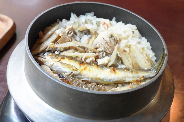 3～9月限定でいただける「鮎（あゆ）のかまどご飯」。ほぐし身のほかに小アユがそのまま入っているのだが、骨もヒレもアタマも食べられます。