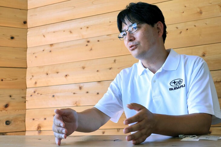 ＜小林正明さんプロフィール＞ 
	2000年のスバル入社以来、じつに2022年まで安全関連の研究開発に携わってきたスペシャリスト。スバルの「2030年死亡事故ゼロ」のシナリオを製作したのも、じつはこの人だ。2022年4月より「レヴォーグ」や「WRX」等のプロジェクト ジェネラルマネージャーをつとめている。