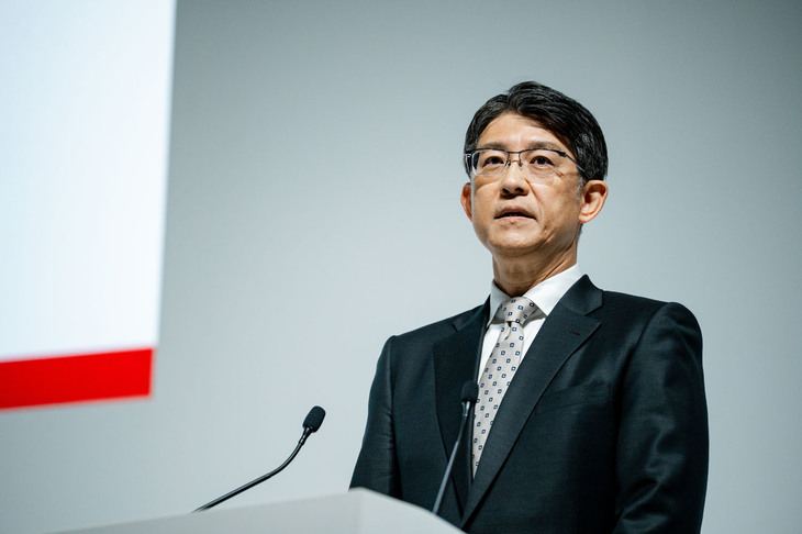 トヨタ自動車は2025年5月8日に2024年度の決算を発表した。売上高にあたる営業収益は過去最高の48兆0367億円（前年比6.5％増）で、本業のもうけを示す営業利益は4兆7955億円（同10.4％減）の増収減益だった。写真は決算報告の発表会見に登壇したトヨタ自動車代表取締役社長の佐藤恒治氏。