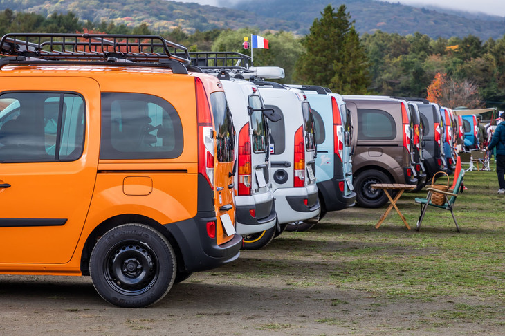 早朝6時のゲートオープンから続々と会場入りした参加車両。全国各地から1783台もの「カングー」が山中湖交流プラザ きららに集結した。
