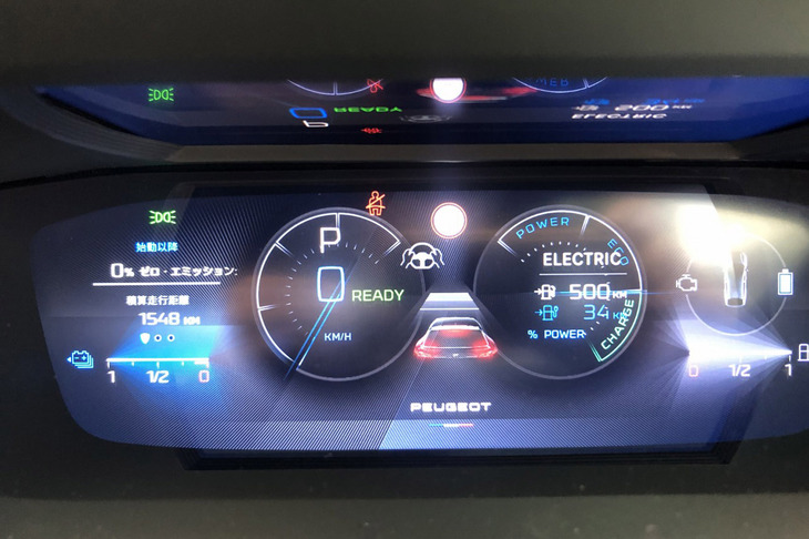 3D表示される「408 GTハイブリッド ファーストエディション」のおしゃれなメーター。速度などの重要な情報を手前に映し出すことで、素早い読み取りが可能になるという。