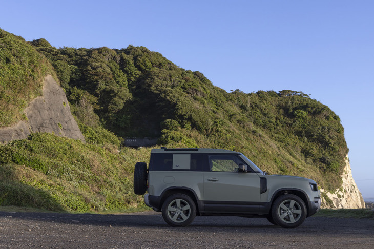 特別仕様車「ディフェンダー75thリミテッドエディション」は「90」が75台、「110」が150台の台数限定で日本に導入された。ベースは上級グレード「HSE」で、数々の特別装備を採用している。