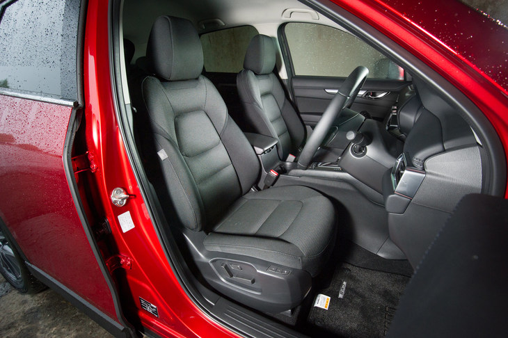 「XDプロアクティブ」に装備される、スクエアメッシュクロスのシート。オプションで、運転席パワーシートやフロントシートヒーターが用意されている。