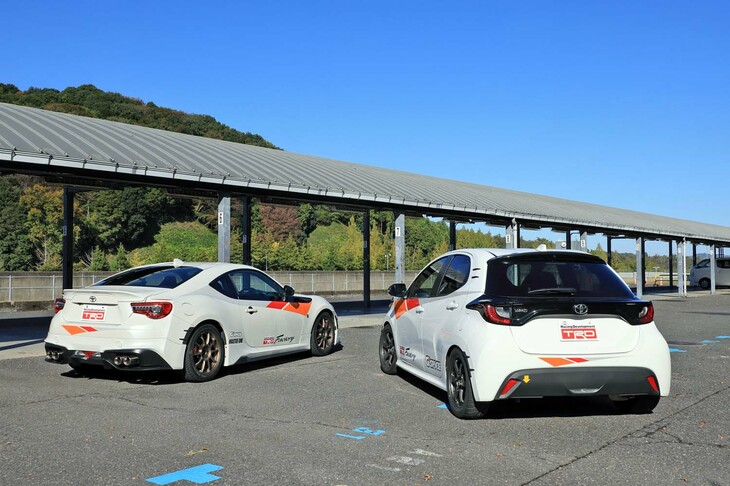 TRDの試乗車は、中古の「トヨタ86」と“素”の「ヤリス」をベースにしたもの。そのコンセプトは、いうなれば「出費は控えめ。楽しさは無限大」といった感じだ。
