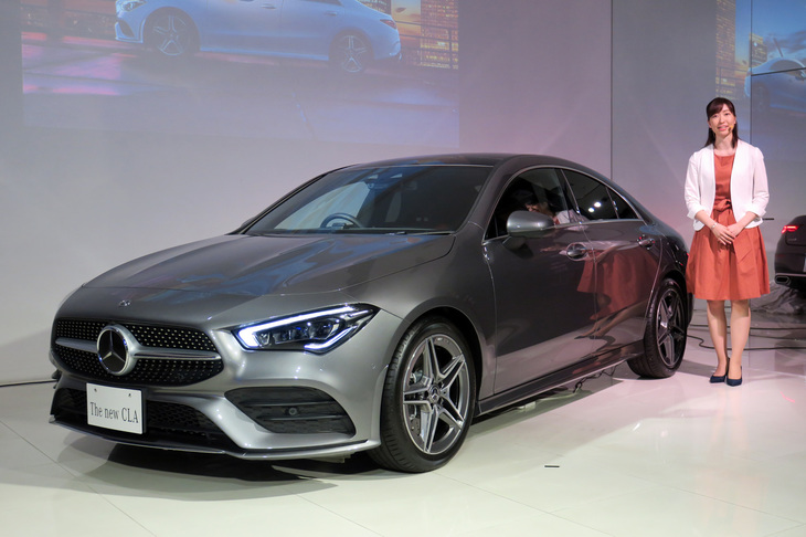 より流麗になったデザインや、拡張された車内空間など、新型「CLA」の特徴について説明する、メルセデス・ベンツ日本 商品企画部の中山 怜氏。