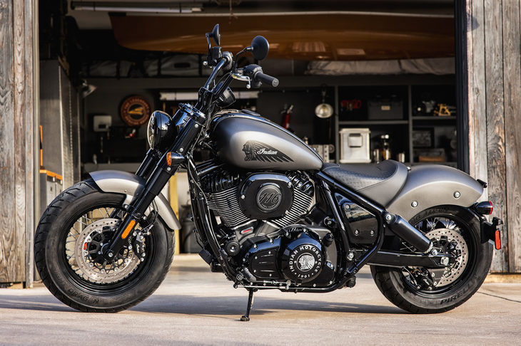 戦後期に流行したという“ボブ＆チョップ”のカスタムデザインを意識したという「チーフ ボバー」。アップライトなライディングポジションとファットなタイヤが目を引く。