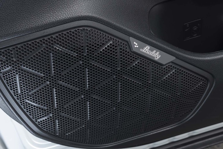 フロントドアのスピーカーには「Buddy」のロゴが刻まれる。一緒に描かれた2つのサングラスのイラストがおしゃれだ。