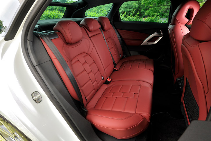 前席だけでなく後席にも、腕時計のベルトをモチーフにしたという意匠が用いられている。