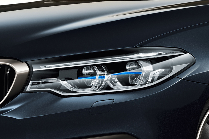 夜間走行時の安全性を向上させる「BMWレーザーライト」を搭載。