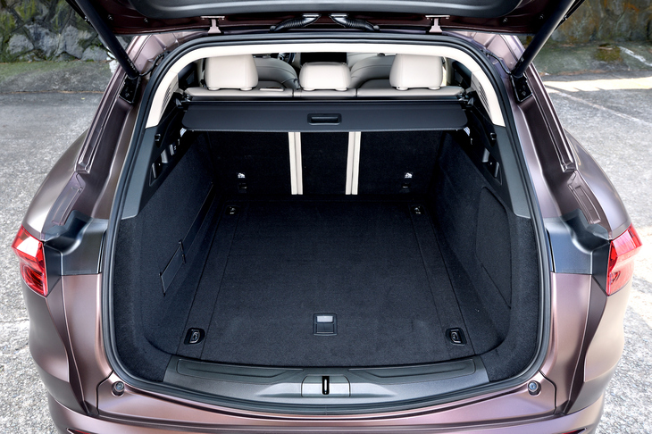 荷室の容量は535リッター。床下にバッテリーを搭載しているため、V6エンジンの「トロフェオ」のほうが広い（570リッター）。