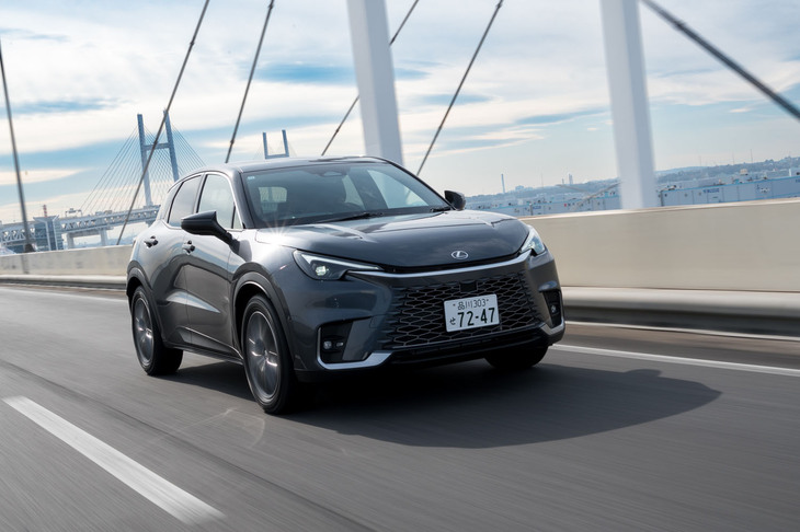 ブレーキにはオンデマンド加圧式のマスターシリンダーを採用。ペダル操作に合わせてモーターで油圧を生じさせるシステムで、よりドライバーの意図に沿った制動力を発生できるようになった。