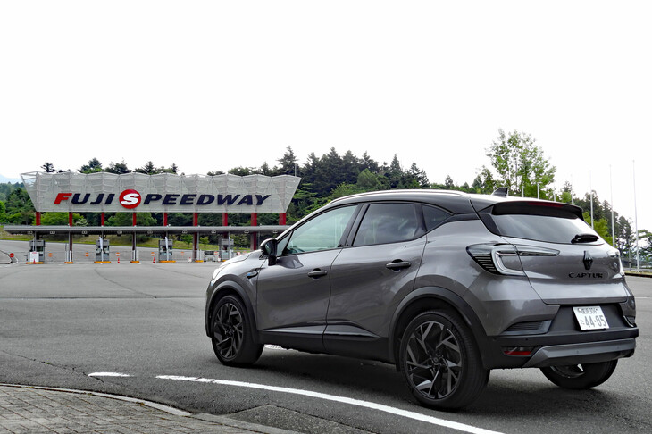 富士スピードウェイ東ゲートにて、開門を待つ「キャプチャー」の図。余談だが、この日は地球の裏側でルマン24時間レースが催されていた。今年のアルピーヌの順位は、どうだっただろう？