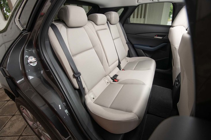 Dピラーの工夫によってルーフが下がっていないため、後席のヘッドルームはしっかりと確保されている。また、「CX-3」と比べると前席との空間が26mm、左右の席間が50mm、それぞれ拡大している。