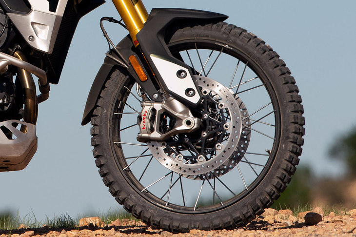 「タイガー900ラリー」シリーズのタイヤサイズは前：90/90-21、後ろ：150/70R17。ピレリのオフロードタイヤ「スコーピオン ラリー」が装着される。