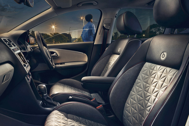 インテリアの様子。Beatsのブランドロゴがあしらわれた専用のシートが装着される。