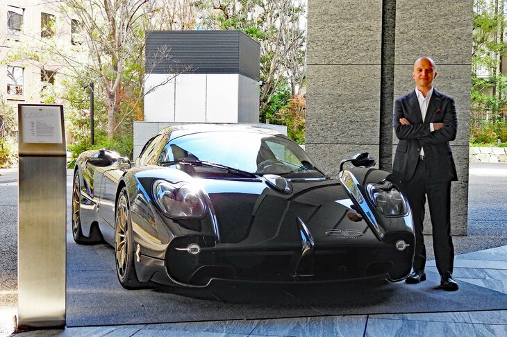 「パガーニ・ウトピア」とパガーニ アウトモビリ アジア太平洋地域担当マネージング・ディレクターのアルベルト・ジョバネッリ氏。