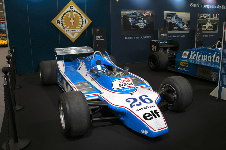 特集「F1の75年」に賛同したACI（イタリア自動車クラブ）のブース。1979年「リジェF1 JS11/15」。強豪フェラーリおよびウィリアムズと果敢に戦った。
