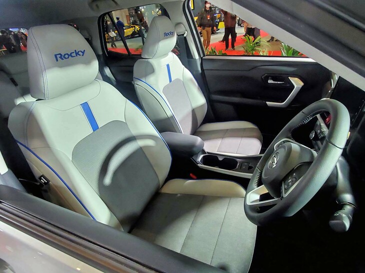 ダイハツ・ロッキー プレミアムver.（シート）