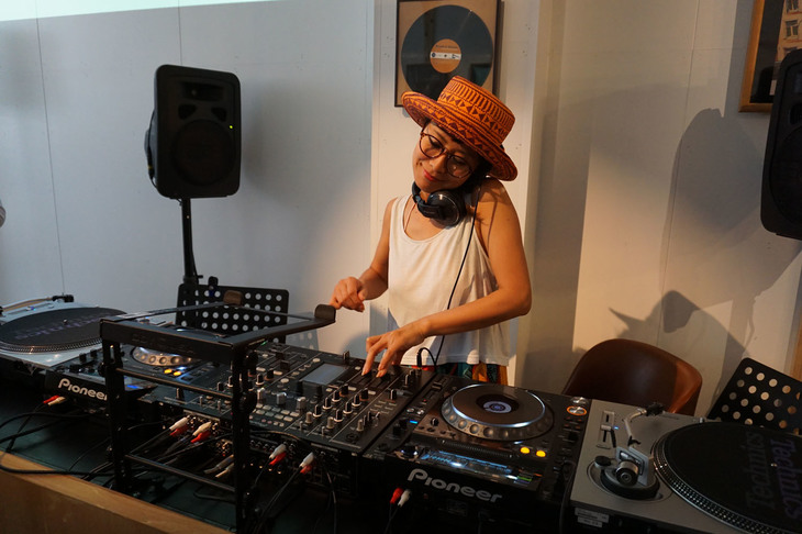 会場を音楽で盛り上げた、DJのAMIGAさん。