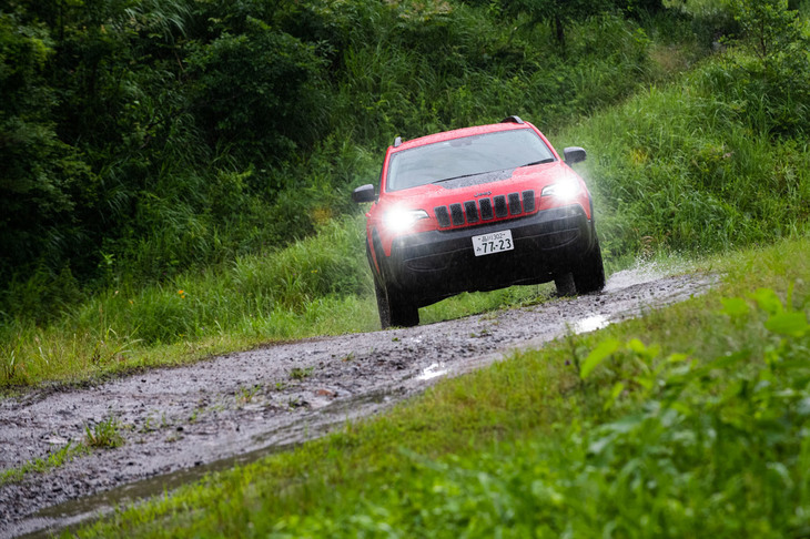 電子制御による「オフロードモード」の設定は、今日では珍しいものではないが、大事なのはその中身。オフロードで本当に役立つものとするためには、悪路に精通したエンジニアが必須なのだ。