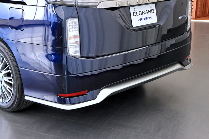日産エルグランドAUTECH（リアバンパーガーニッシュ）