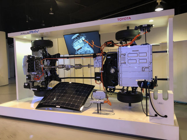 2代目「プリウスPHV」の動力伝達を説明する展示。ハイブリッド車の「プリウス」と共通の技術が使われているが、より多くのバッテリーを積み、充電に対応している。
