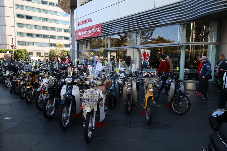 普段はホンダの四輪車が並ぶ展示スペースは、右を見ても左を見ても「カブ」だらけ。この所狭しと並んだ多くの参加車両を対象に、人気投票が行われるのだ。参加者たちは、多種多様なカスタムが加えられた“オンリーワン”のカブに見入っていた。