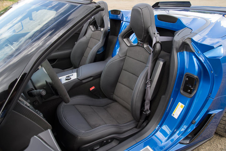 「Z06」にはクーペ、コンバーチブルともに、フレームにマグネシウムを使ったバケットシートが標準装備される。