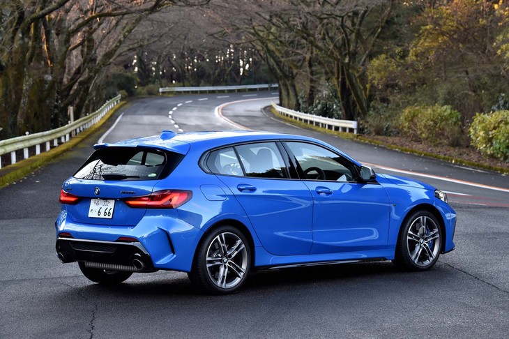 
	【BMW M135i xDriveのスペック】
	ボディーサイズ：全長×全幅×全高＝4335×1800×1465mm／ホイールベース：2670mm／車重：1580kg／駆動方式：4WD／エンジン：2リッター直4 DOHC 16バルブ ターボ／トランスミッション：8段AT／最高出力：306PS（225kW）/5000rpm／最大トルク：450N・m（45.9kgf・m）/1750-4500rpm／タイヤ：（前）225/40R18 92V／（後）225/40R18 92V（ブリヂストン・トランザT005 RFT）／燃費：13.6km/リッター（JC08モード）／12.0km/リッター（WLTCモード）／価格：630万円
	
	【取材時の燃費データ】
	テスト距離： 329.5km（市街地1：高速道路8：山岳路1）／使用燃料：34.0リッター（ハイオクガソリン）／参考燃費：9.7km/リッター（満タン法）／10.9km/リッター（車載燃費計計測値）
	