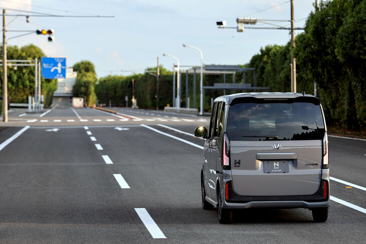 細かな改良により、着実な進化を遂げてきた新型「N-BOX」。価格はスタンダードモデルが164万8900円～188万1000円、「カスタム」が184万9100円～236万2800円となっている。