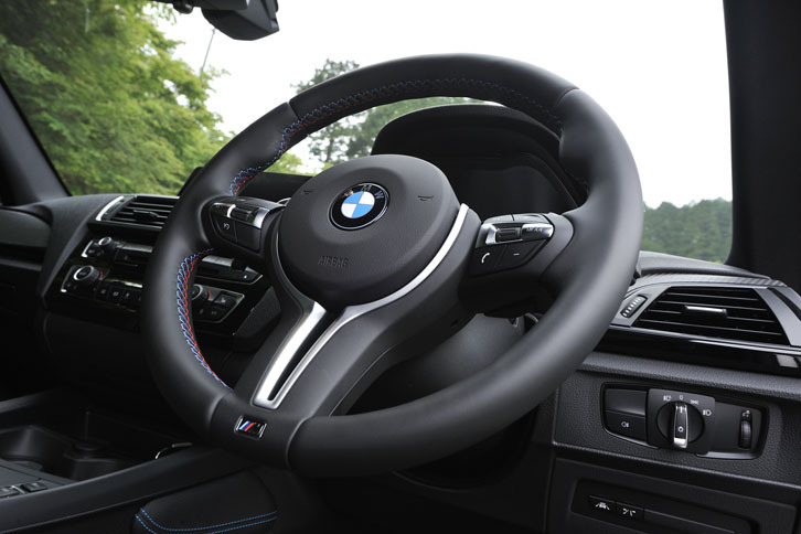シフトパドル付きの「マルチファンクションMスポーツ・レザー・ステアリング・ホイール」。エアバッグはコンパクトにまとめられている。