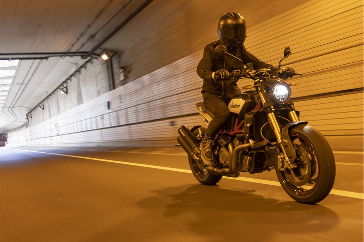 「FTR S」と「FTR Rカーボン」は、ライディングをサポートする電子制御も充実。車両の状態を検知するIMUや、リーンアングルセンシティブABS、スタビリティーコントロール、トラクションコントロール、ウィリーコントロールが装備される。