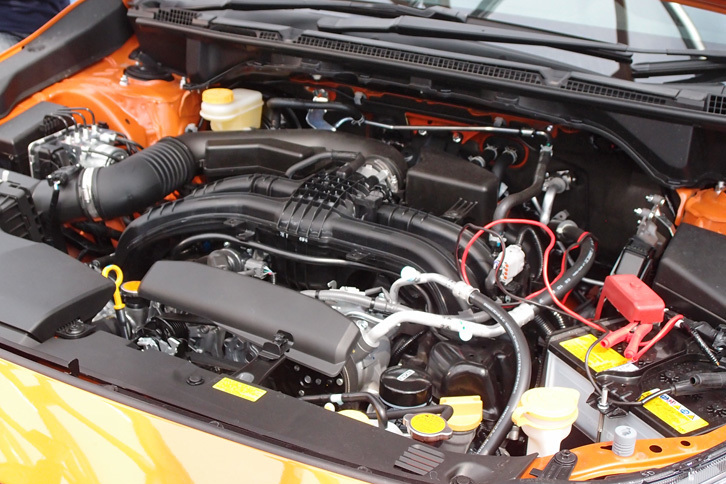 水平対向4気筒エンジンは、1.6リッターと2リッター（写真）の2種類がラインナップされる。トランスミッションはCVTのみとなる。