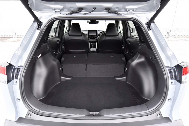 長尺物の積載は、後席の背もたれを倒すことで対応する（奥行きは最大1885mm）。写真のように後席部分と荷室のフロアには大きな段差が生じるが、その差を埋めてフラットなスペースがつくれる「ラゲージアクティブボックス」がオプション設定されている。