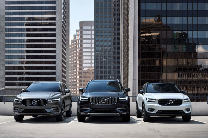 左から「XC60」「XC90」「XC40」。車名の数字からもわかるとおり、なかなかに立派な体格のXC40だが、ボルボのSUV製品群の中ではエントリーモデルに位置する。