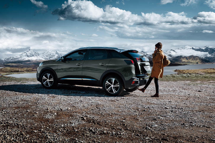 2つの「デビューエディション」に装備される、ハンズフリー電動テールゲート。