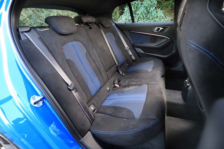 FFプラットフォームの採用により、ニールームが33mm、ヘッドルームが19ｍｍ、エルボールームが13mm拡大したというリアシート。