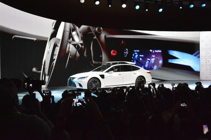 トヨタが出展した自動運転の実験車両「TRI-P4」。戦闘機の制御技術にヒントを得た高度暗転運転支援システム「ガーディアン」により、人間の危険回避能力を増大させるとうたわれる。