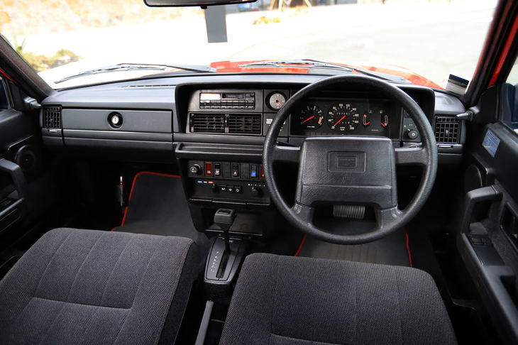 「240ワゴン タック」のインテリア。センタークラスターなどに備わる大ぶりの押しボタンやロッカースイッチは、「手袋をしたままでも操作しやすいように」という、スウェーデンのプロダクトならではの配慮だった。