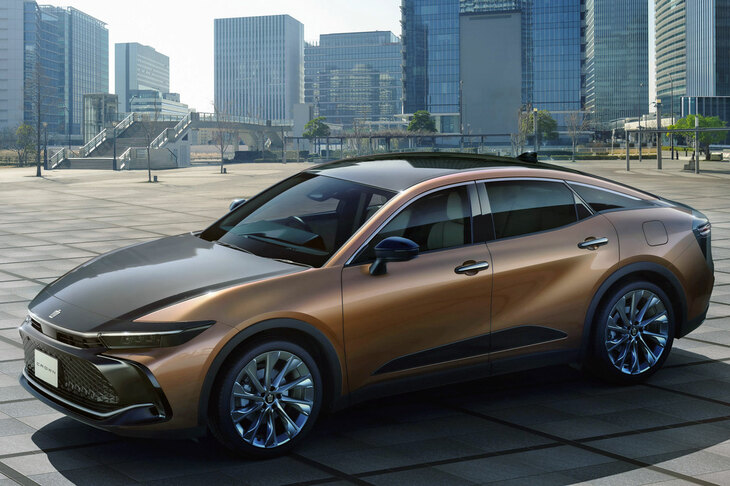 渕野「……いっぽうで『クロスオーバー』は、どういう役割を担っていて、どんな層をターゲットにしたクルマなのかが、イマイチわかりづらいんですよね」　
	清水「個人タクシー用かな！」　
	ほった「確かに、最近ちょくちょく見かけますよね」