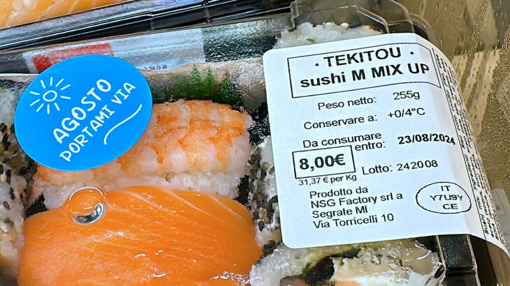 パック入り寿司。近年は地方のスーパーマーケットでも当たり前になった。「TEKITOU」とは「適当」のことか？　2024年シエナで。