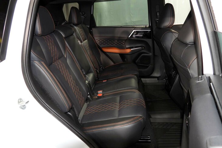 三菱アウトランダーPHEV ACTIVE FIELD（リアシート）