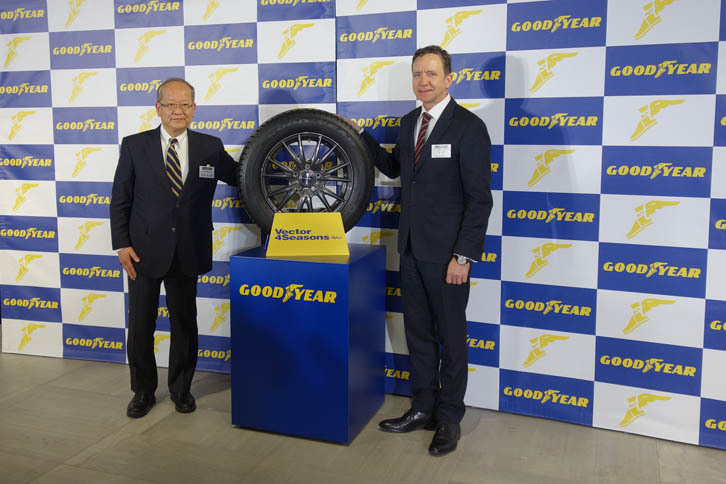 写真左より、日本グッドイヤーの金原雄次郎代表取締役社長と、米グッドイヤーのマイク・リトコスキー アジア・パシフィック地区 消費財担当副社長。
