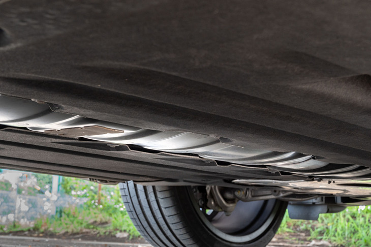 ボディーの中心に背骨のように通された水素タンク。満タンで6kgの圧縮水素が入る。