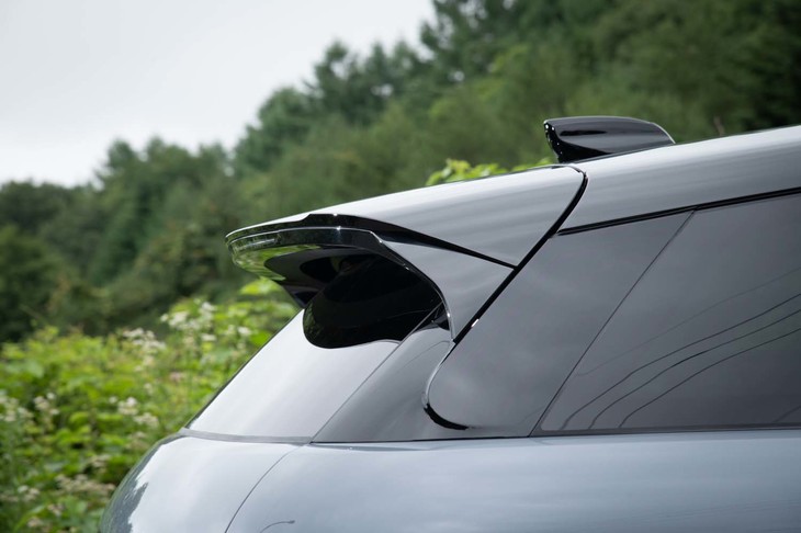 リアウィンドウのワイパーは、ルーフスポイラーの内側に格納され、通常は見えないようになっている。