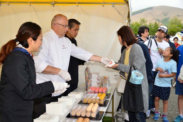 「カングー ジャンボリー」では恒例となっているピエール・エルメ・パリの絶品マカロンが、今年も振る舞われた。参加者の多くが楽しみにしているため、たくさん用意されたマカロンは、瞬く間にそれぞれの胃袋へ……。