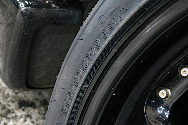 計算上は、外径が6mm小さくなっただけなのだが……。ラウンドの強いサイドウォールの形状もあってか、なんだかすごくタイヤが薄くなったように思う。